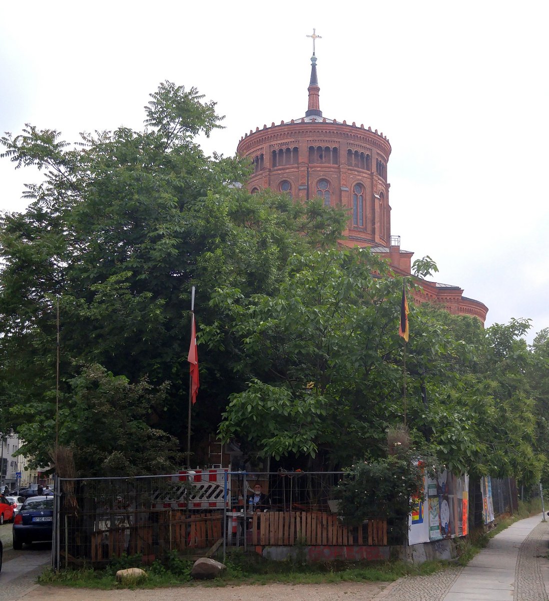 Baumhaus an der Mauer Osman Kadin