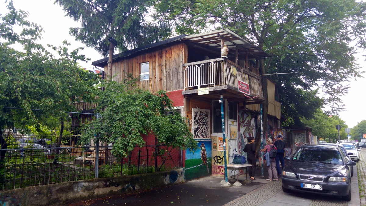 Baumhaus an der Mauer