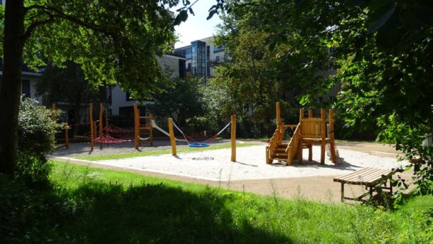 Der erneuerte Spielplatz an der Melchiorstraße steht vor der Wiedereröffnung am Do 7. Sept 2017