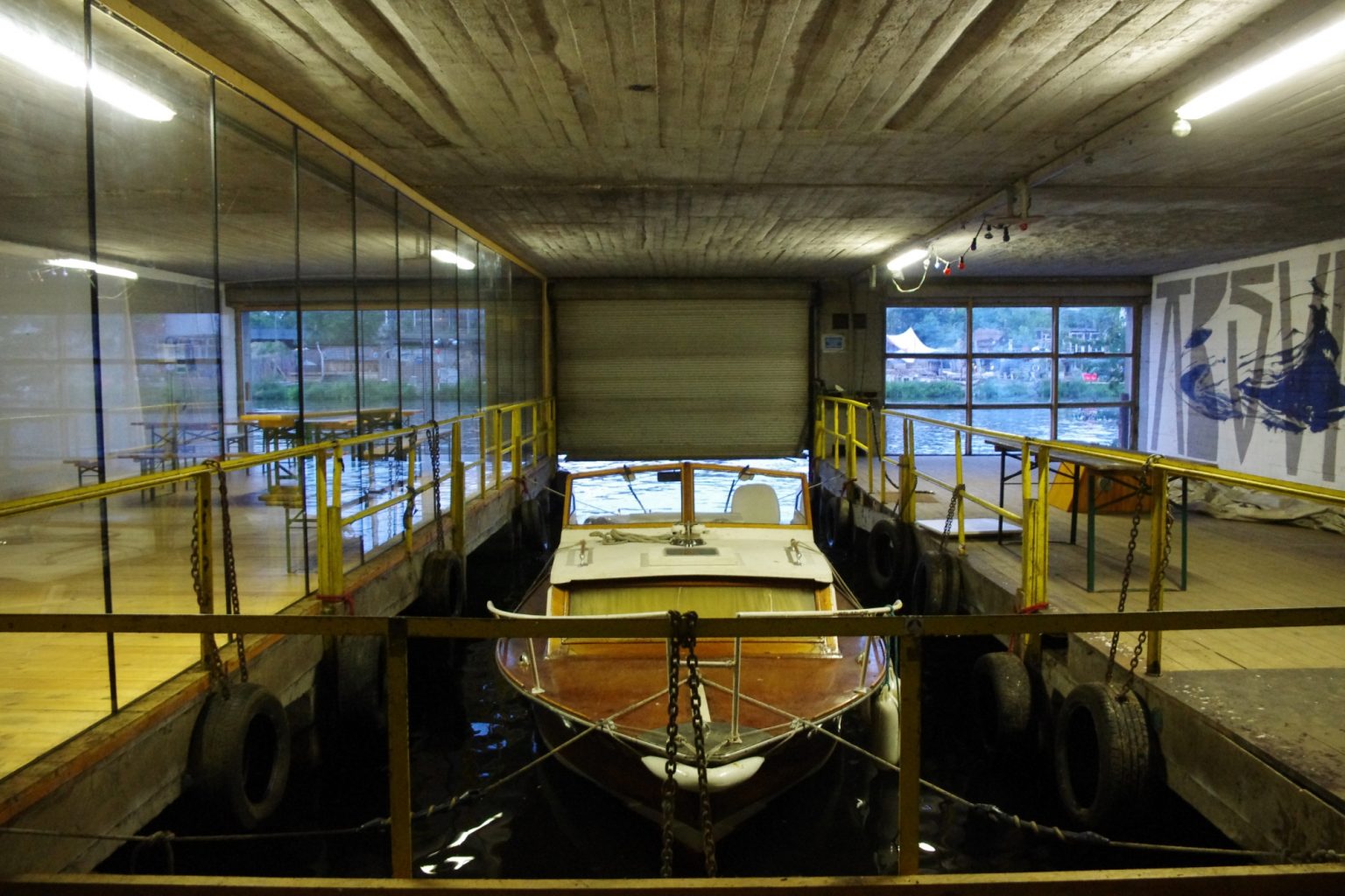 Bild: Club Kiki Blohfeld, heute Veranstaltungsort, ehemaliger Unterstellplatz für die Boote der Grenzsoldaten (Foto: E: Elfert 2017)