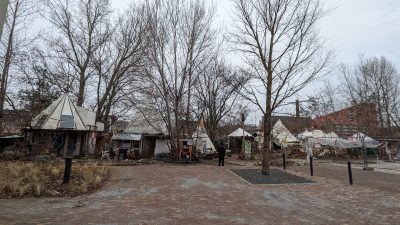 Zukünftiger Spreeuferweg durch das Teepeeland zwischen Spree und ehemaliger Eisfabrik