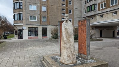 Der Vorplatz vor dem dialog 101: Seit Jahren trostlos und schmuddelig - Klick für eine größere Ansicht