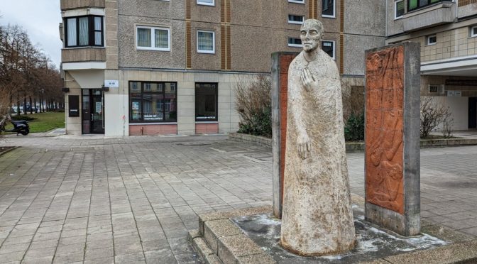 Umgestaltung des Vorplatzes Heinrich-Heine-Straße 101 hängt im Behörden-Pingpong