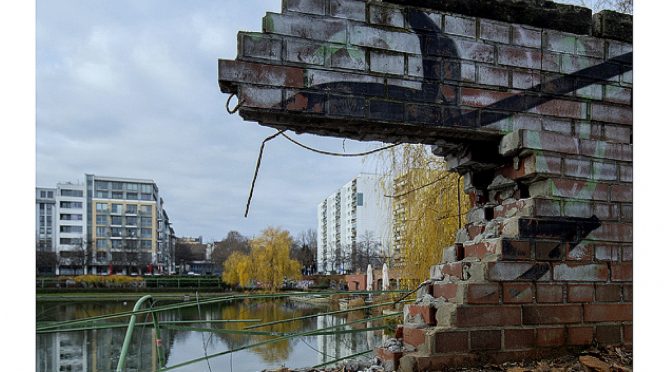 Restauriert. Totalschaden und Mauerschaden am Denkmal Engelbecken