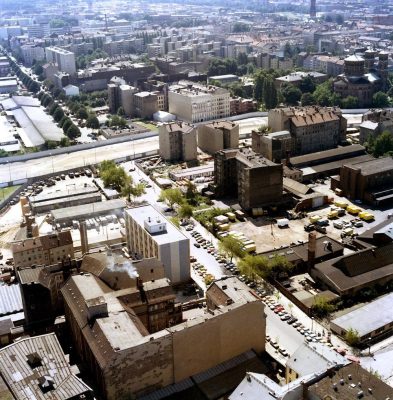 Luftbild/Quelle: Stasi Mediathek - Die Grenzanlagen Ecke Berlin Mitte und Kreuzberg an der Ecke Engeldamm und Köpenicker Straße. Aus einer Bildserie von 1988/1989