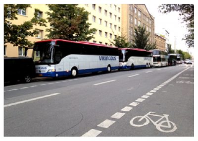 Bus-Stau vor dem Hostel (Foto: Ch. Eckelt)Busse