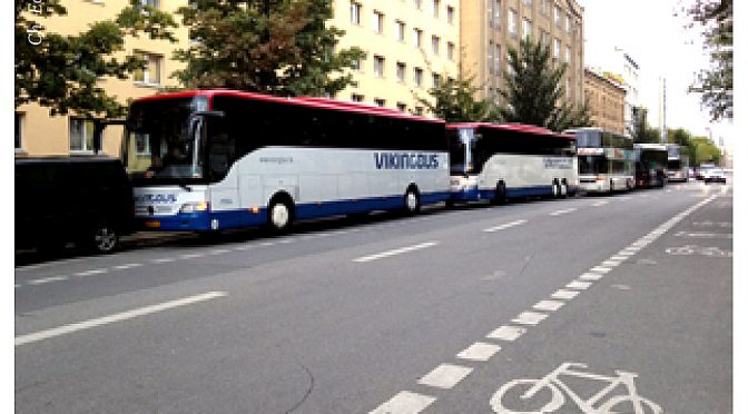 Adalbertstraße: Reisebusse gefährden Schulkinder