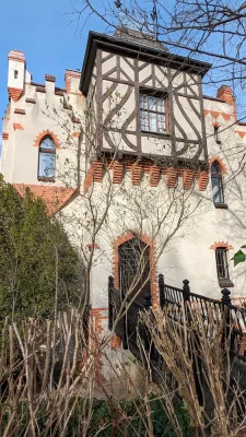 Hier stehen wir vor einer "Burg" im Weddigenweg.