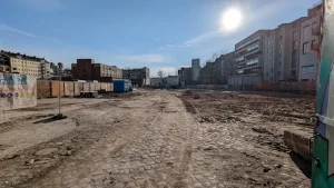 2022: Stillstand dokumentiert – Der Blick auf das geräumte Areal, auf dem nur noch die historische Maschinenhalle verblieben ist.