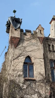 Die linke Hälfte war das Wohnhaus von Gustav Lilienthal (1849 - 1933). Otto Lilienthal hingegen wohnte in der Boothstraße in Lichterfelde Ost. Das Haus steht leider nicht mehr.