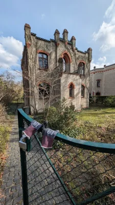 Ein Denkmalzeichen ist selten zu sehen. Um nervige Auflagen zu umgehen, können Besitzer wohl aus dem Denkmalschutz "austreten" - so die Aussage einer Besitzerin.