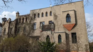 Eine "Lilienthal Burg" in Lichterfelde West.Es ist Doppelhaus mit gemeinsamer Brandmauer. 