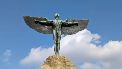 Nahaufnahme der Bronzefigur auf dem Lilienthal-Denkmal, die den Sturz und den Flugtraum des Pioniers symbolisiert.