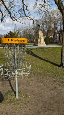 Das monumentale Otto-Lilienthal-Denkmal an der Eduard-Spranger-Promenade am Teltowkanal in Berlin-Lichterfelde, Totale.