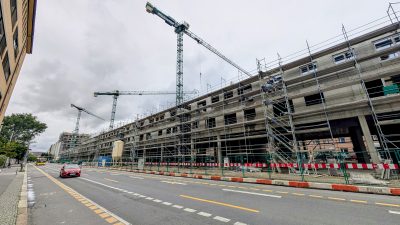 Kontrastprogramm an der Köpenicker Straße – Das neue Quartier Lilienthal landet im Kiez. - Foto: Juli 2025 (Archiv BV) - Klick für eine Großansicht