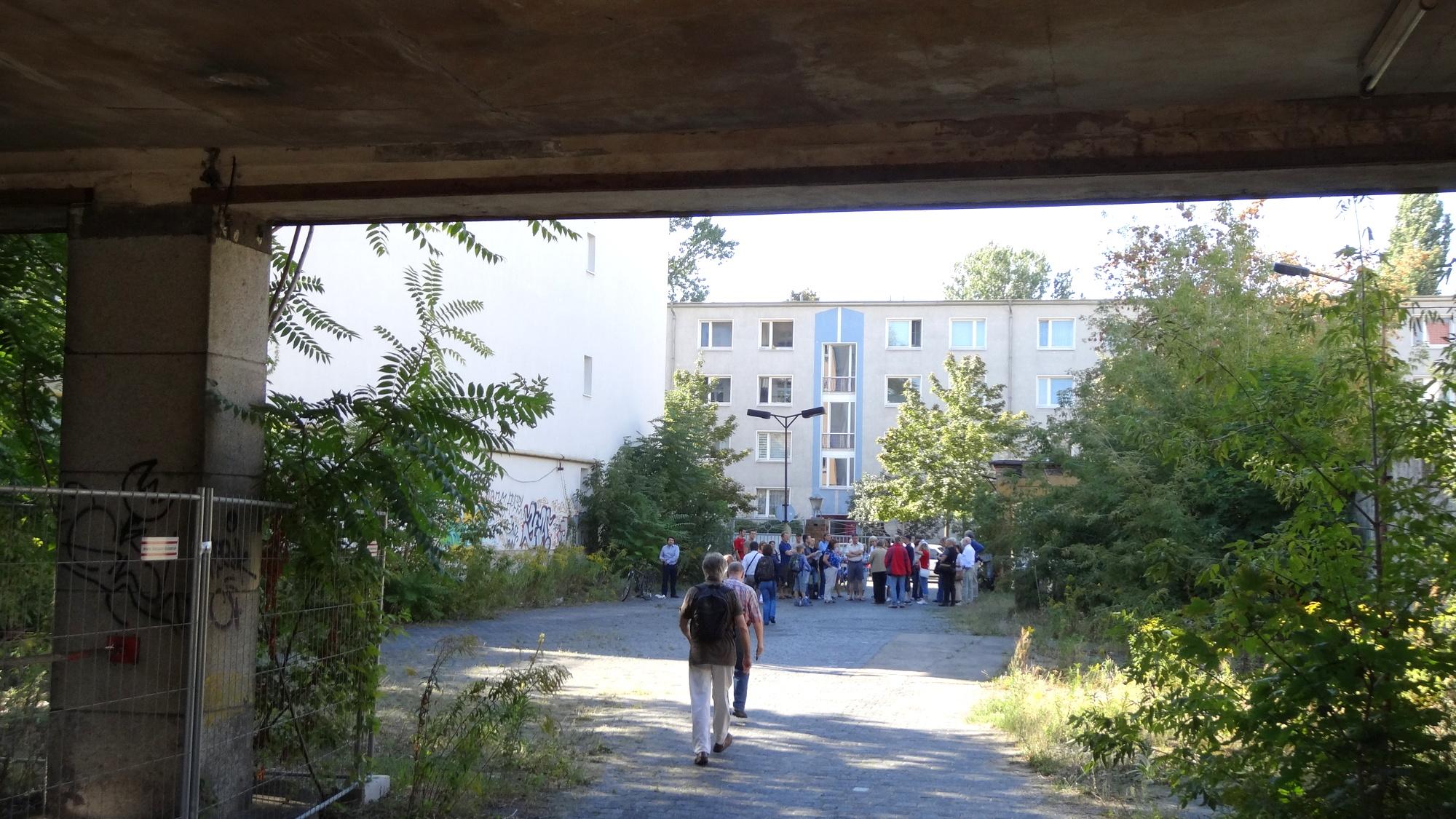 Besucher des Denkmaltages versammeln sich am Eingang