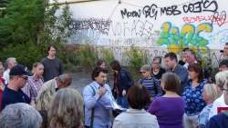 Die Aufnahmen wurden erstellt anlässlich des Tages des offenen Denkmals am 7. September 2013. Damals war für einen Tag der Lost Place Postfuhramt begehbar. Künstler hatten die Location benutzt. Die Natur eroberte sich das Gelände zurück. Die Veranstaltung wurde vom neuen Grundstücksbesitzer bzw. dessen Planungsbüro durchgeführt. - Foto: Aufmerksam beim Vortrag mit historischen Abbildungen