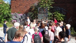 Peter Schwoch umringt von interessierten Besuchern