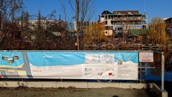 2 Info-Transparent am "Balkon" mit Spreeblick