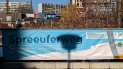 5 Info-Transparent am "Balkon" mit Spreeblick