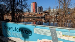 6 Info-Transparent am "Balkon" mit Spreeblick