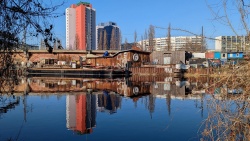 7 Blick über die spiegelnde Spree Richtung Holzmarkt