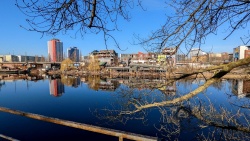 12 Blick über die spiegelnde Spree Richtung Holzmarkt