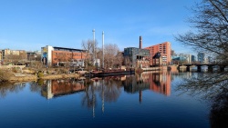 13 7 Blick über die spiegelnde Spree Richtung Holzmarkt
