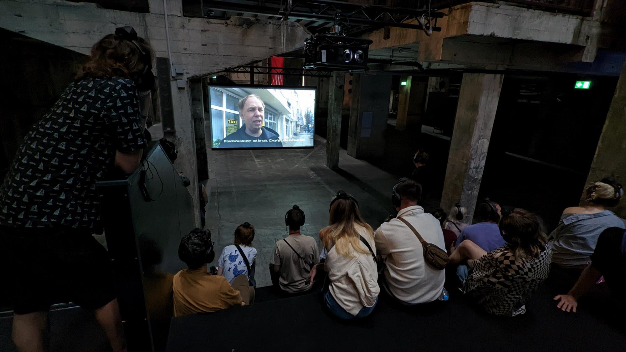 2 Der „Hauptfilm“ zur Geschichte des alten TRESOR in der Leipziger Straße. Im Bild: Dimitri Hegemann als Narrator
