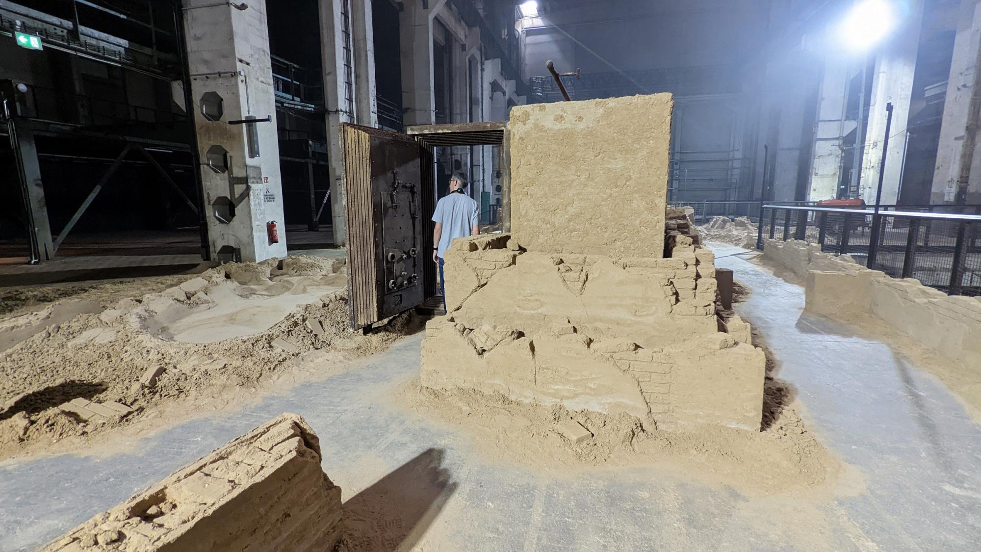 17 Nachbau des TRESOR mit Sand